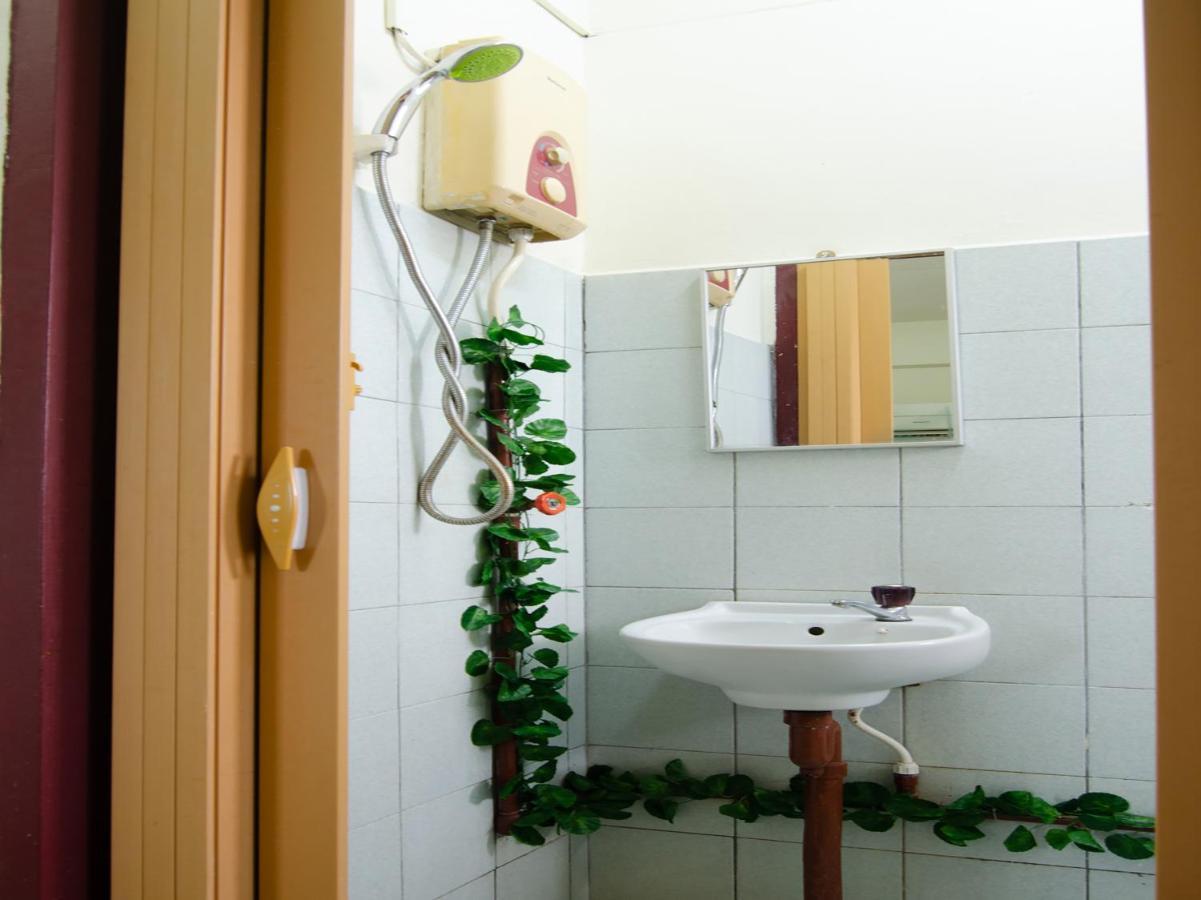 Spot On 89582 Evergreen Hotel Keningau Екстер'єр фото